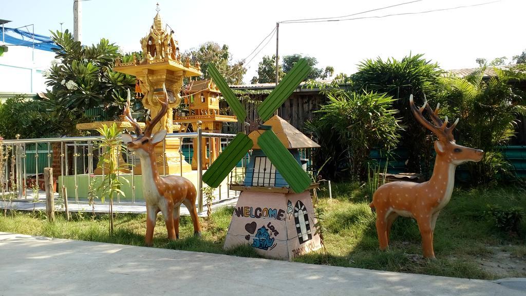 Rueangsrisiri Guesthouse 2 Sukhothai Bagian luar foto